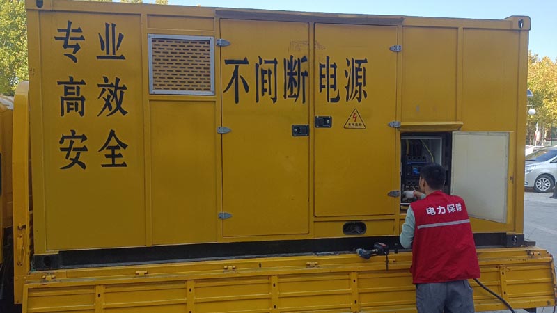 云龙柴油发电机组和UPS电源配合使用时，如何避免切换过程中的电力中断？